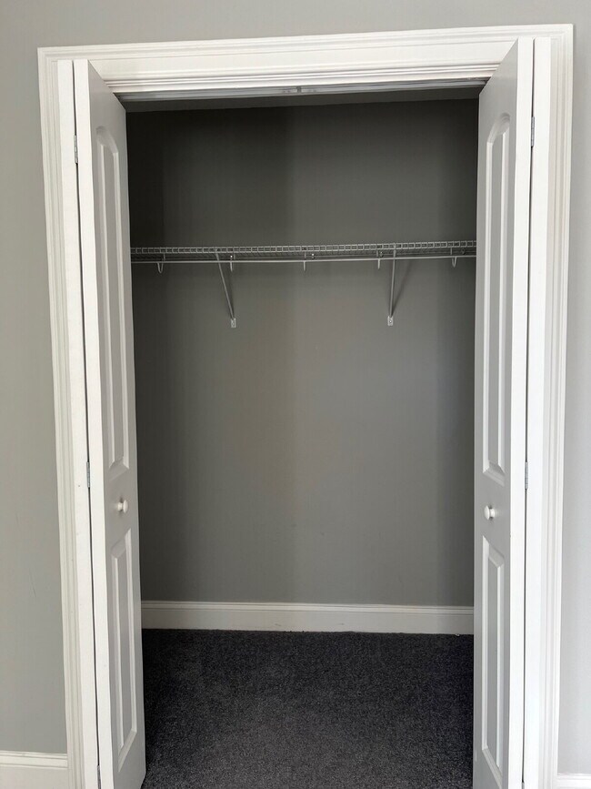 Building Photo - Gorgeous and newly renovated townhouse-sty...
