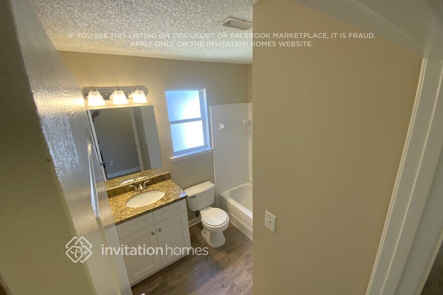 Building Photo - 1730 Ashwood Cir