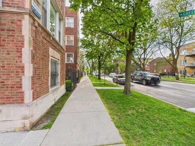 Building Photo - 6750 N Greenview Ave