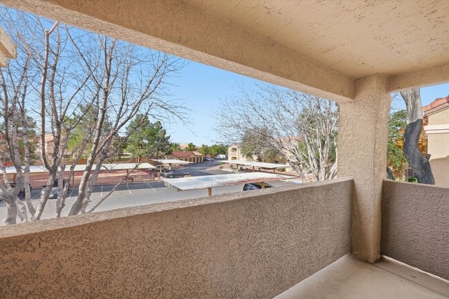 Building Photo - Nice Upgraded 2 Bedroom Condo in Gated Community - Eastern and 215