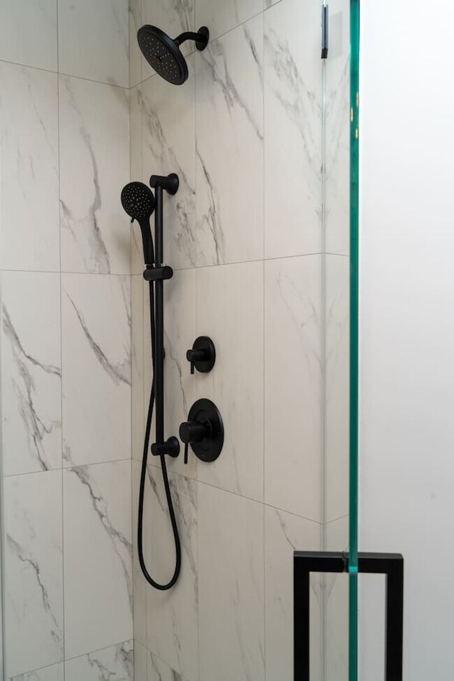 Building Photo - 3723 S Giles Ave