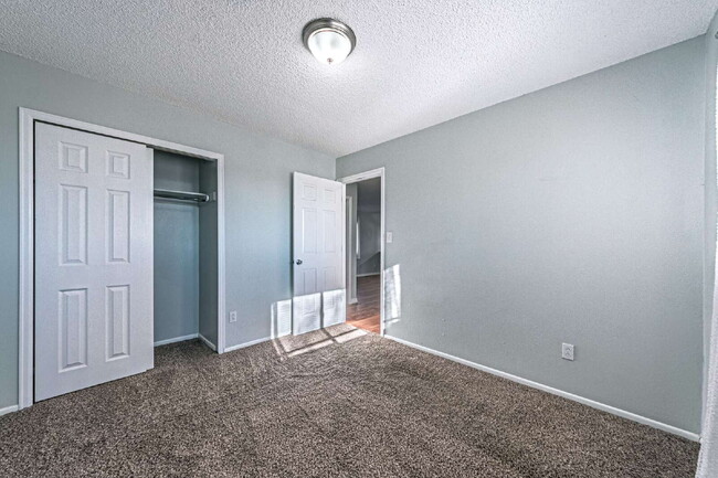 Building Photo - 5 bedrooms ,2 bathrooms and on 0.32 acres for rent