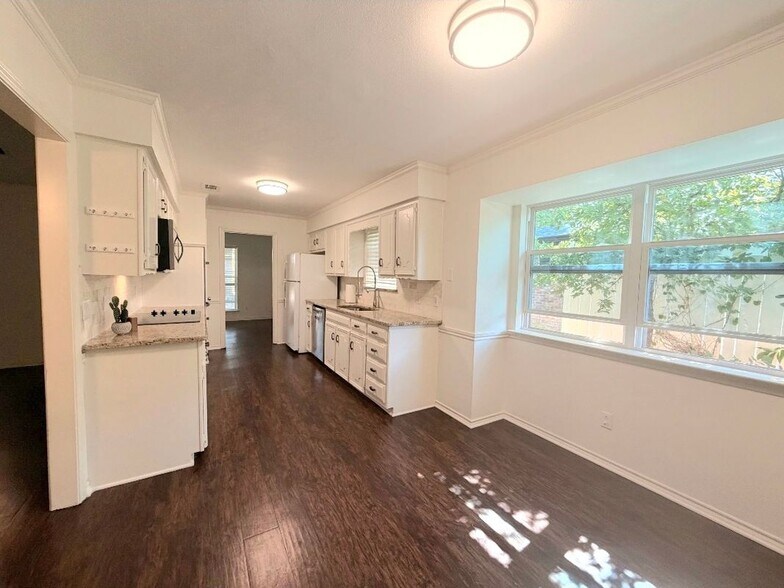 Building Photo - 3433 Lynbrook Dr