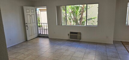 Building Photo - Remodeled 2bed 1.5 bath Ground level