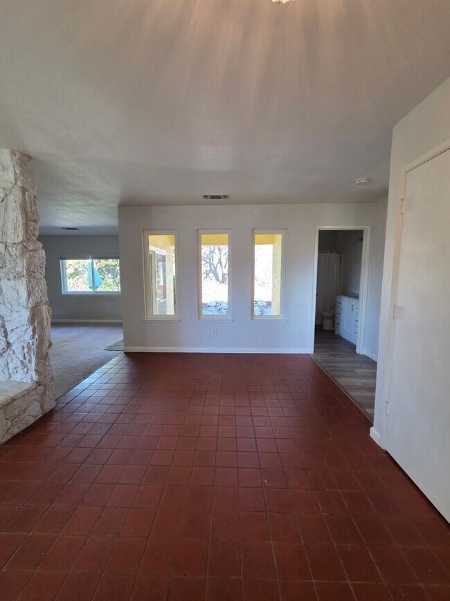 Building Photo - 19090 Hollow Ln
