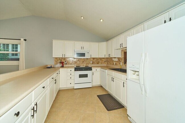 Building Photo - Charming 2 Bed Bungalow in Great SoBro Location!