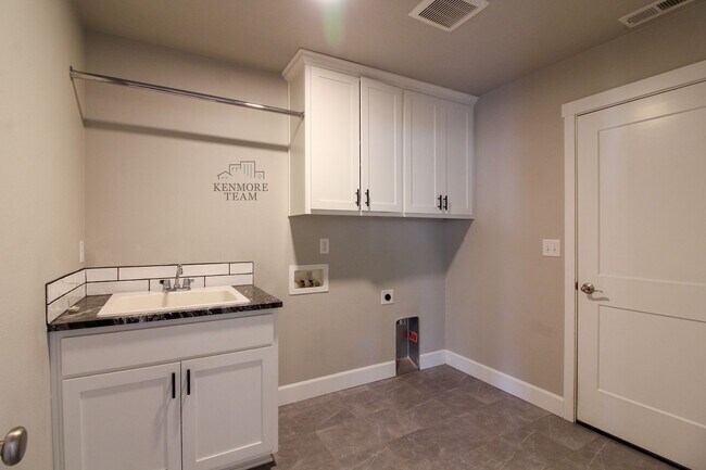 Building Photo - 9813 Chinook Dr