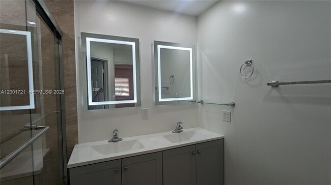 Building Photo - 213 E Forest Oak Cir