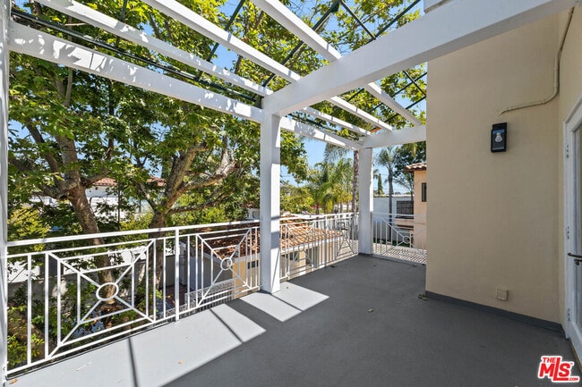 Building Photo - 244 S Almont Dr