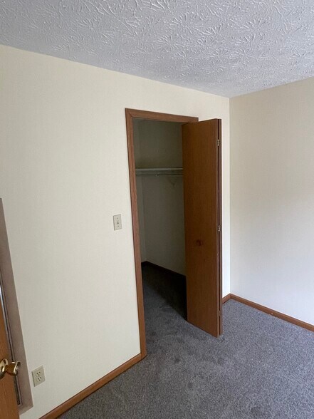 Bedroom 1 Walk-in Closet - 206 Park Dr