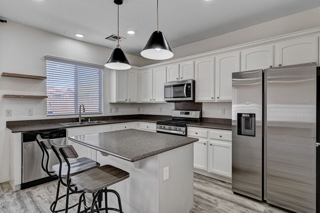 Building Photo - Beautiful 3 Bedroom + Loft - SOLAR INCLUDED!