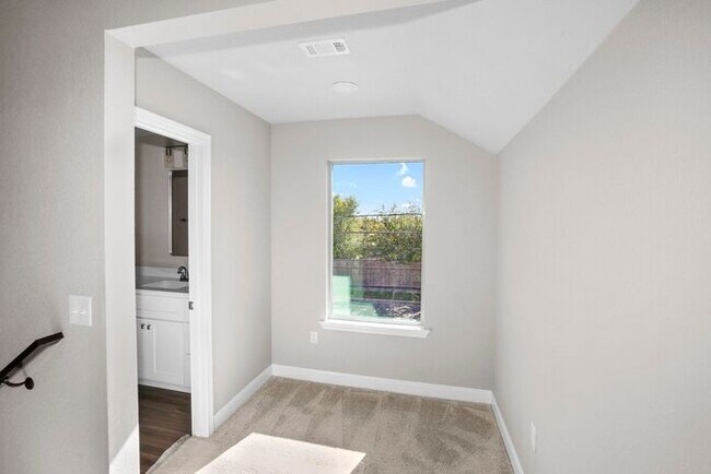 Building Photo - 7628 Woodford Ave