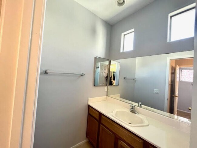 Building Photo - Charming Single Story 3 Bedroom Home