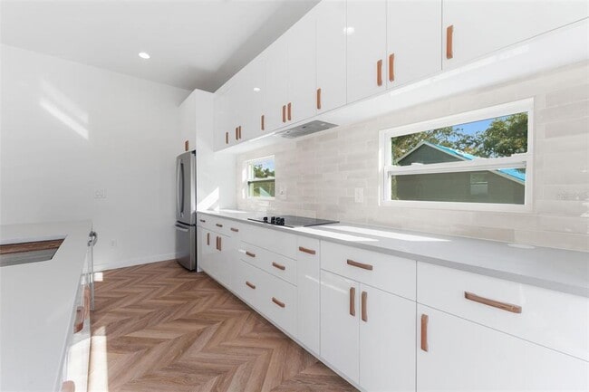 Building Photo - 102 W Adalee St