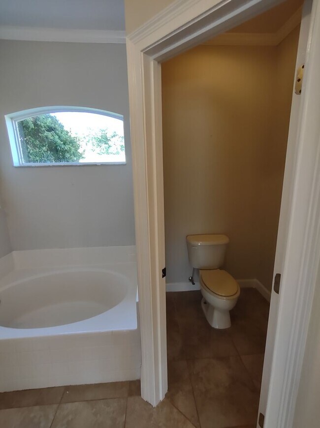 Building Photo - Quail Hollow Upgraded Single Family 4 bedr...
