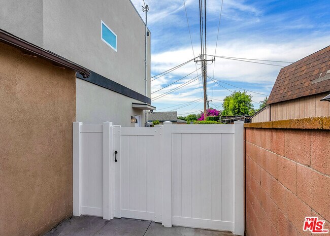 Building Photo - 6625 Duchess Dr