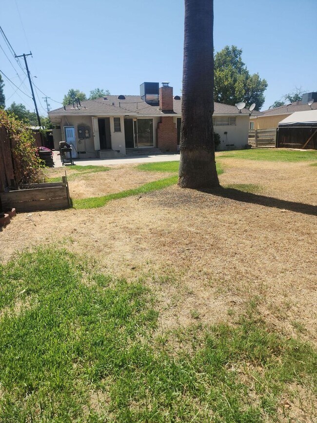 Building Photo - Charming property in Bakersfield – Minutes...