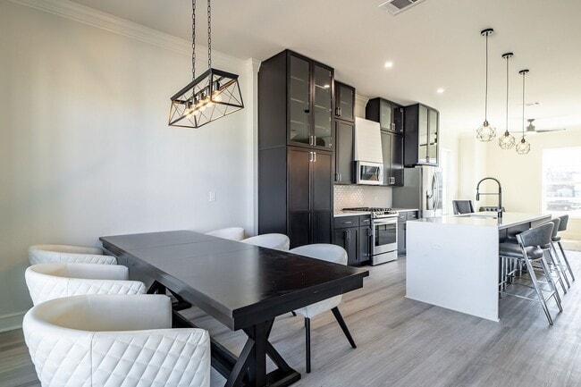 Building Photo - COMING SOON! 3 bedroom, 3.5 Bath, 2 Car Garage Townhome! Fully Furnished!