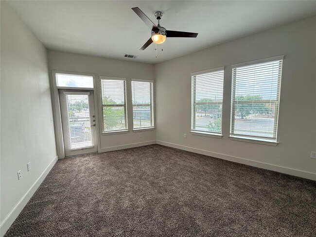 Building Photo - 641 W Crosstimbers St