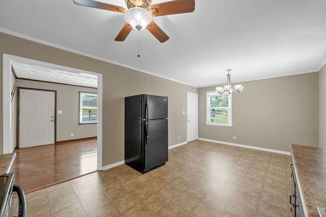 Building Photo - 3 Bedroom 2 Bath Dog Friendly Home For Rent Near Providence Blvd.