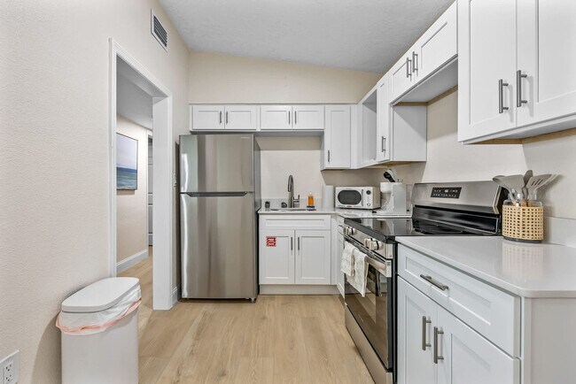 Building Photo - 637 S Orlando Ave