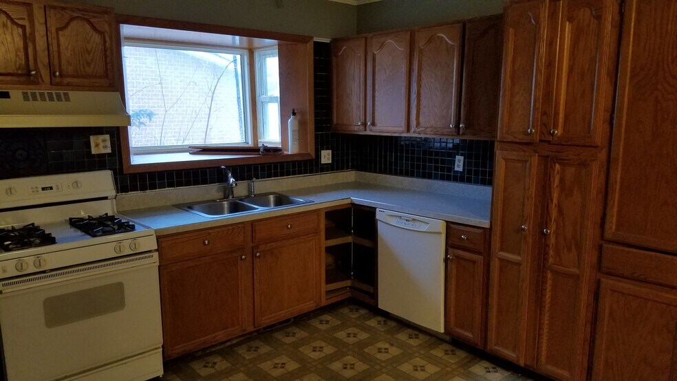 Building Photo - 1525 Devon St