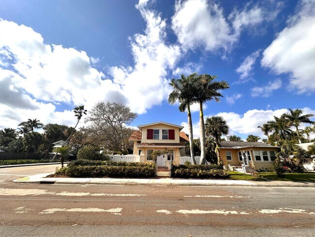Building Photo - 303 N Lakeside Dr