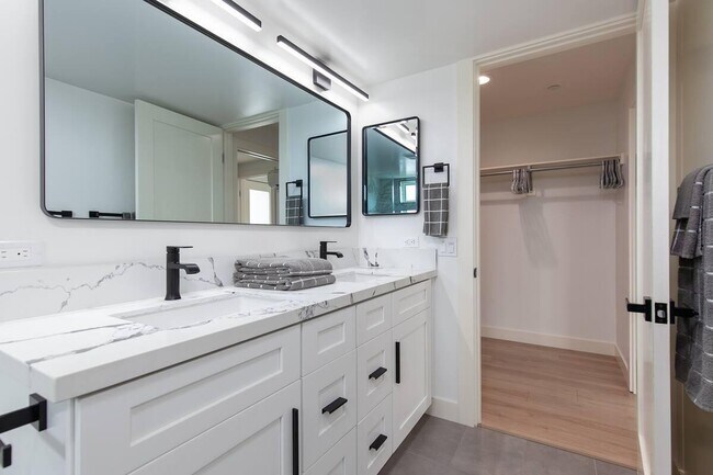 Building Photo - 825 Island Ct