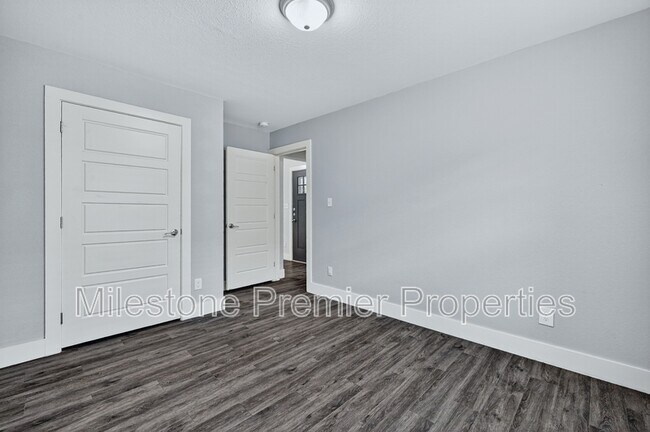 Building Photo - 701 S Binkley St