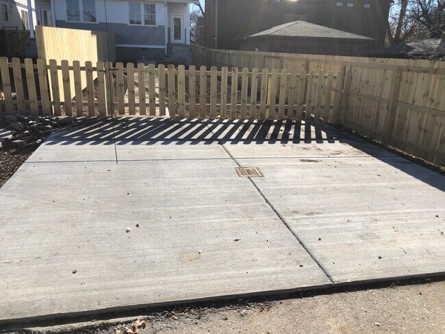 Building Photo - 924 Caruthers Ave