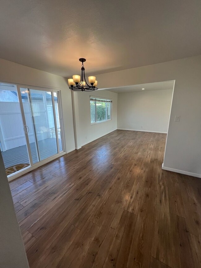 Building Photo - Spacious 4 bedroom, 2 bath single family home