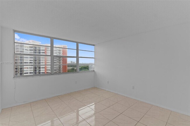 Building Photo - 1301 NE Miami Gardens Dr