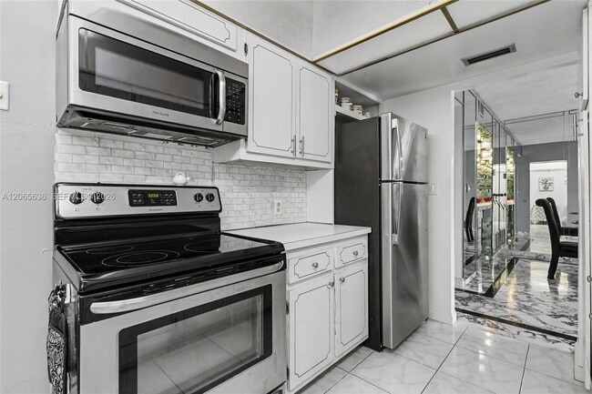 Building Photo - 4330 Hillcrest Dr