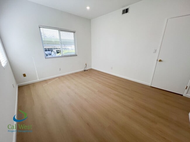 Building Photo - $2,995 - Updated 2 Bed/2 Bath Condo in a Gated Community of the Fairgrounds Neighborhood!