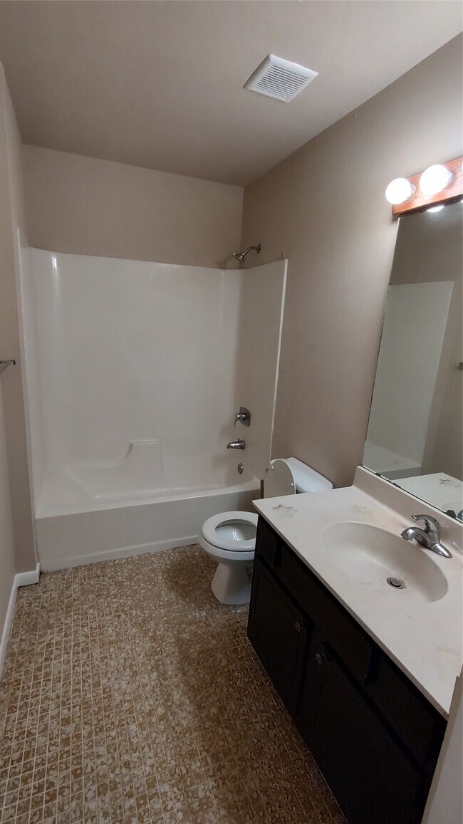 Building Photo - 4513 1/2 Bernardo De Galvez Ave