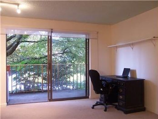 Living Room - 911 N 73rd St