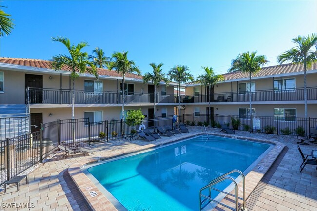 Building Photo - 2102 Alamanda Dr