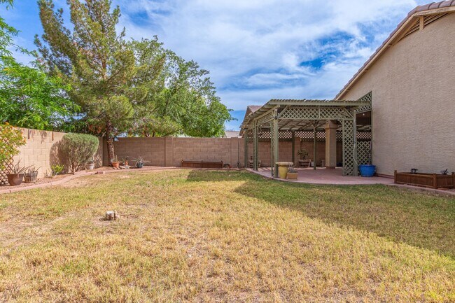 Building Photo - New Listing in Surprise