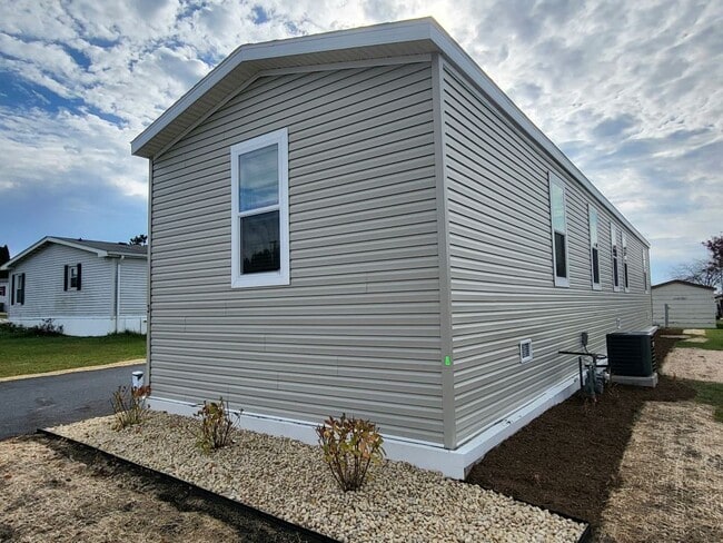 Building Photo - 3 Swan Ln