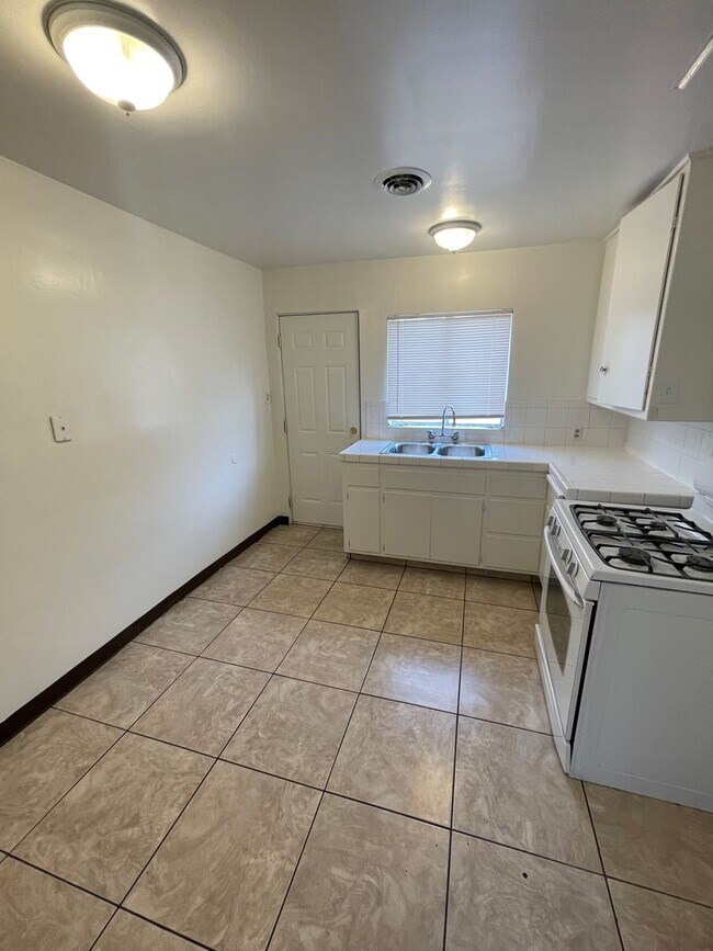 Building Photo - 803 Knotts St