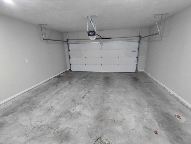 Building Photo - Beautiful home close to post