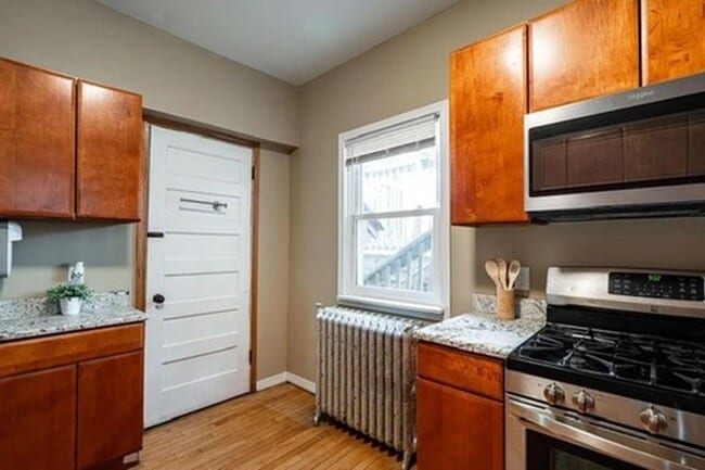Building Photo - Amazing 5-Bedroom, 2.5 Bathroom Updated Ho...
