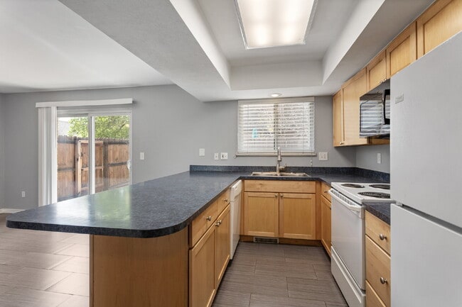 Building Photo - Southgelnn Townhome - 3 Bedrooms - 3 Bathr...