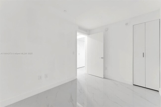 Building Photo - 725 NE 24th St