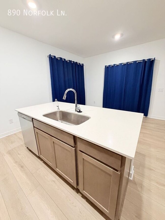 Building Photo - 890 Norfolk Ln