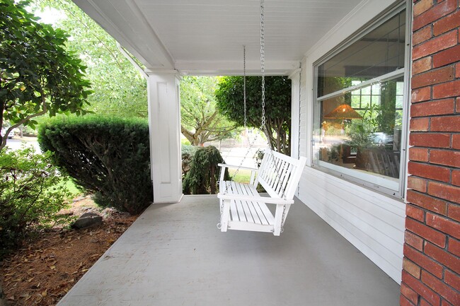 Building Photo - LAURELHURST: Classic 4 Bedroom Craftsman G...