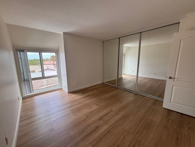 Building Photo - Spacious 2 Bedroom, 1.5 Bath Two-Story Townhome in Clairemont