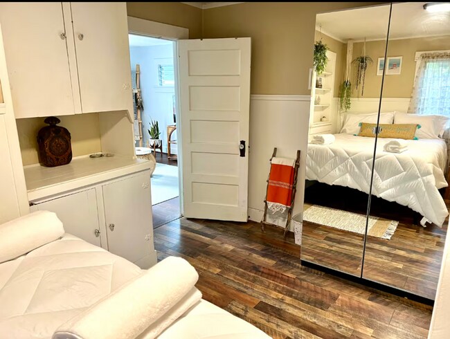 Building Photo - Coastal Charm in the Heart of Encinitas – 2 Bed, 1 Bath Avail 12/1