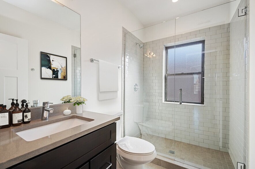 Building Photo - 2203 W Eastwood Ave