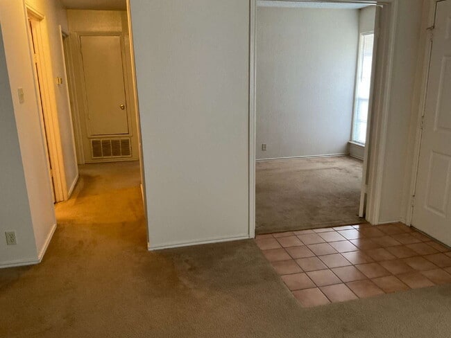 Building Photo - Beautiful Townhome in nice neighborhood - ...